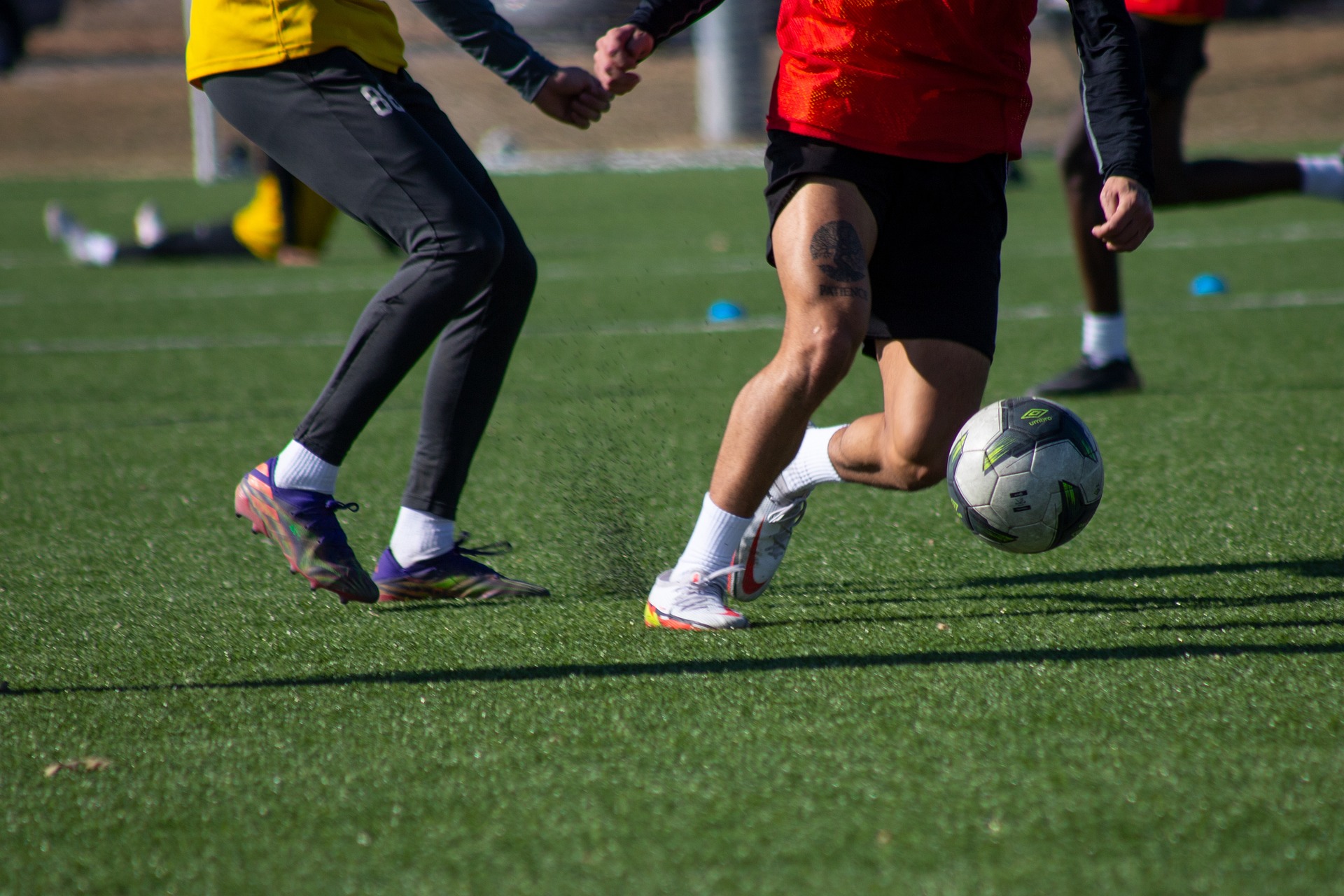 Что такое дриблинг в футболе: виды, техника и значение в игре